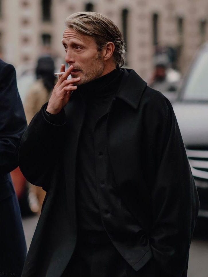 # 舉手投足都是戲的「漢尼拔」？隨便一張街拍都是電影劇照：Mads Mikkelsen 當代最能駕馭正裝和香菸的男人 2