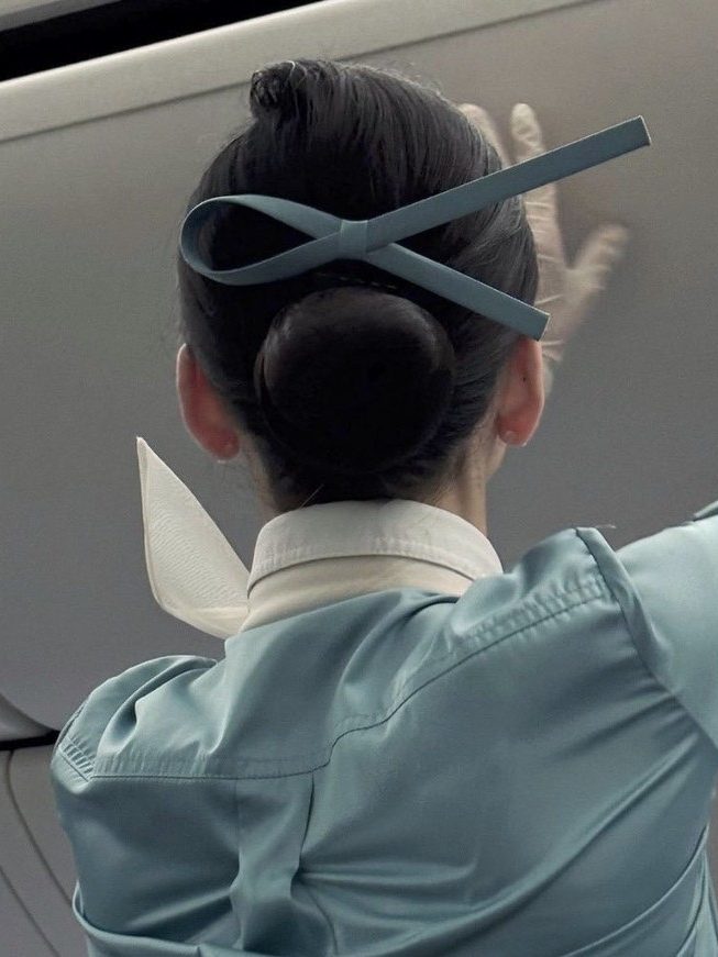 # 上班都穿巴黎世家和 Dior？盤點世界最美的空服員制服：傳奇設計大師操刀的制服，哪一個航空讓你印象深刻？ 38