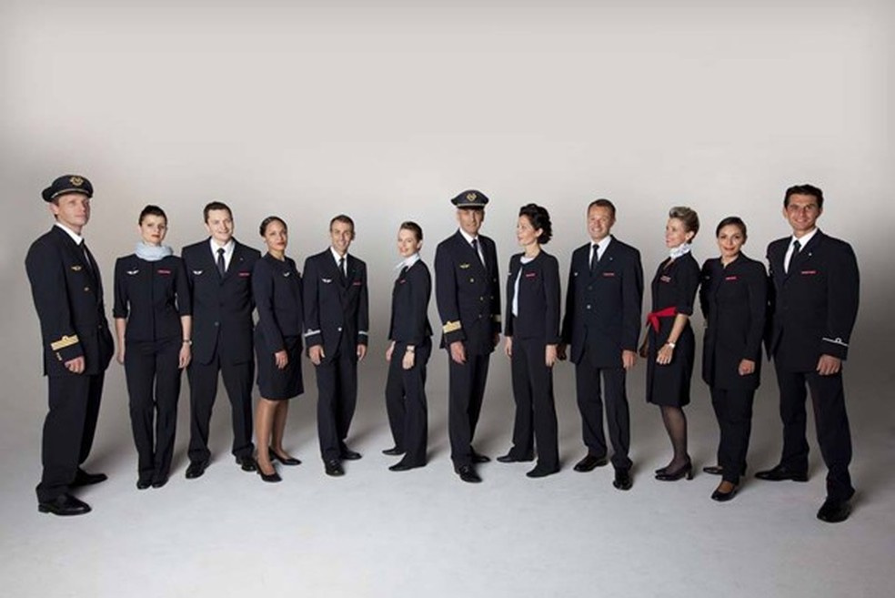 # 上班都穿巴黎世家和 Dior？盤點世界最美的空服員制服：傳奇設計大師操刀的制服，哪一個航空讓你印象深刻？ 37