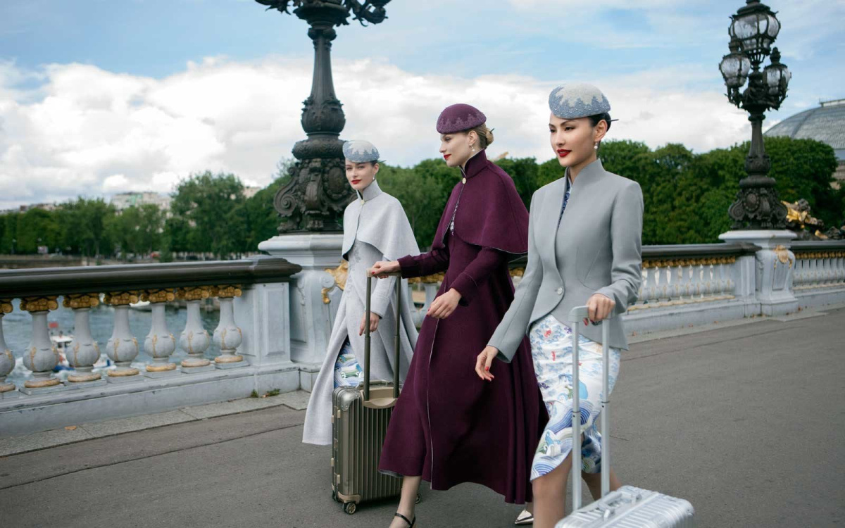 # 上班都穿巴黎世家和 Dior？盤點世界最美的空服員制服：傳奇設計大師操刀的制服，哪一個航空讓你印象深刻？ 11