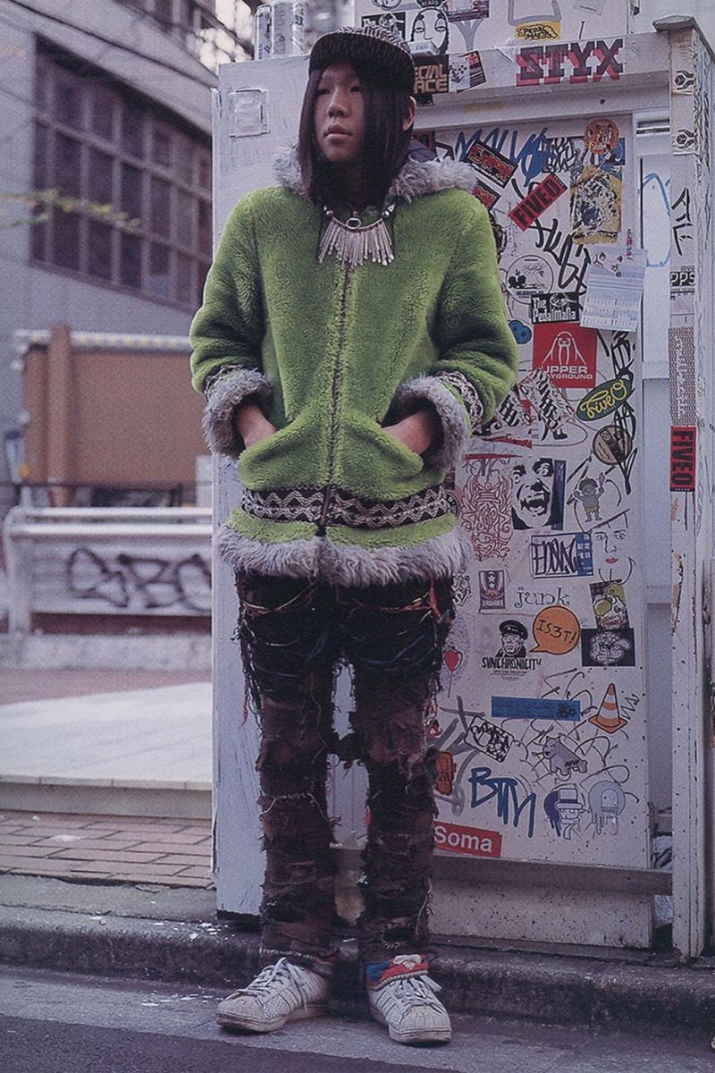 # 翻開日本傳奇街拍雜誌《TUNE》，才發現愛打扮的人都是窮人：怎麼現在走 Y2K 的年輕人，穿搭看起來跟以往差那麼多？ 2
