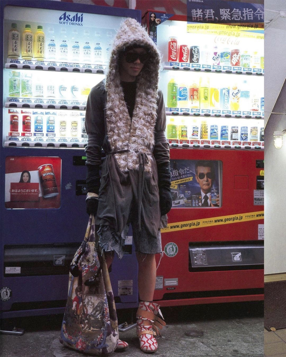 # 翻開日本傳奇街拍雜誌《TUNE》，才發現愛打扮的人都是窮人：怎麼現在走 Y2K 的年輕人，穿搭看起來跟以往差那麼多？ 9