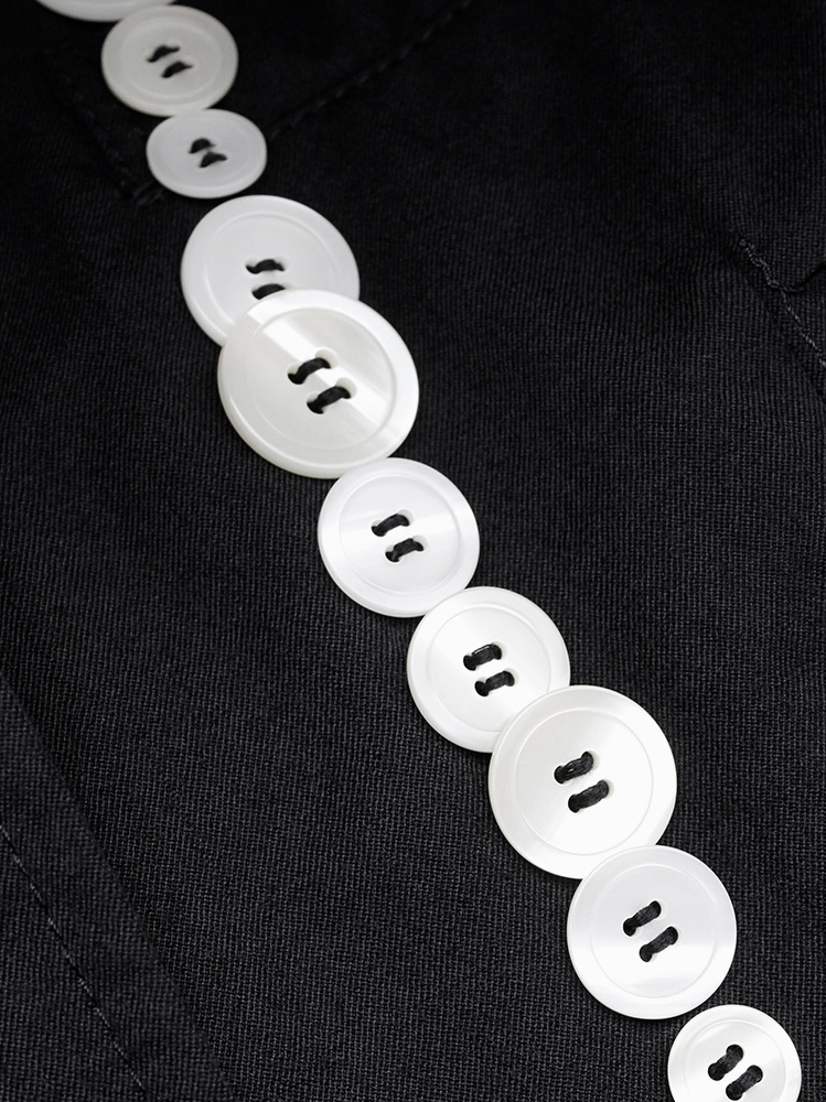 # 這件佈滿鈕扣的 Yohji Yamamoto 襯衫，是我每天出門都遲到的原因：山本耀司對於「鈕扣」的看法，其實反映著他在設計上的深度 7