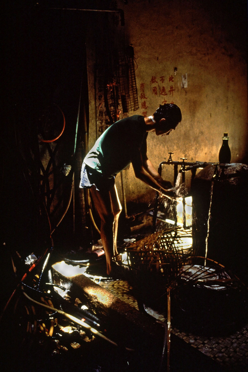 # 他拍下香港轟動一時的人間魔窟，也記錄了 80 年代的紙醉金迷 ：看完 Greg Girard 40 年前拍攝的照片，刷新你對香港的舊有印象 4