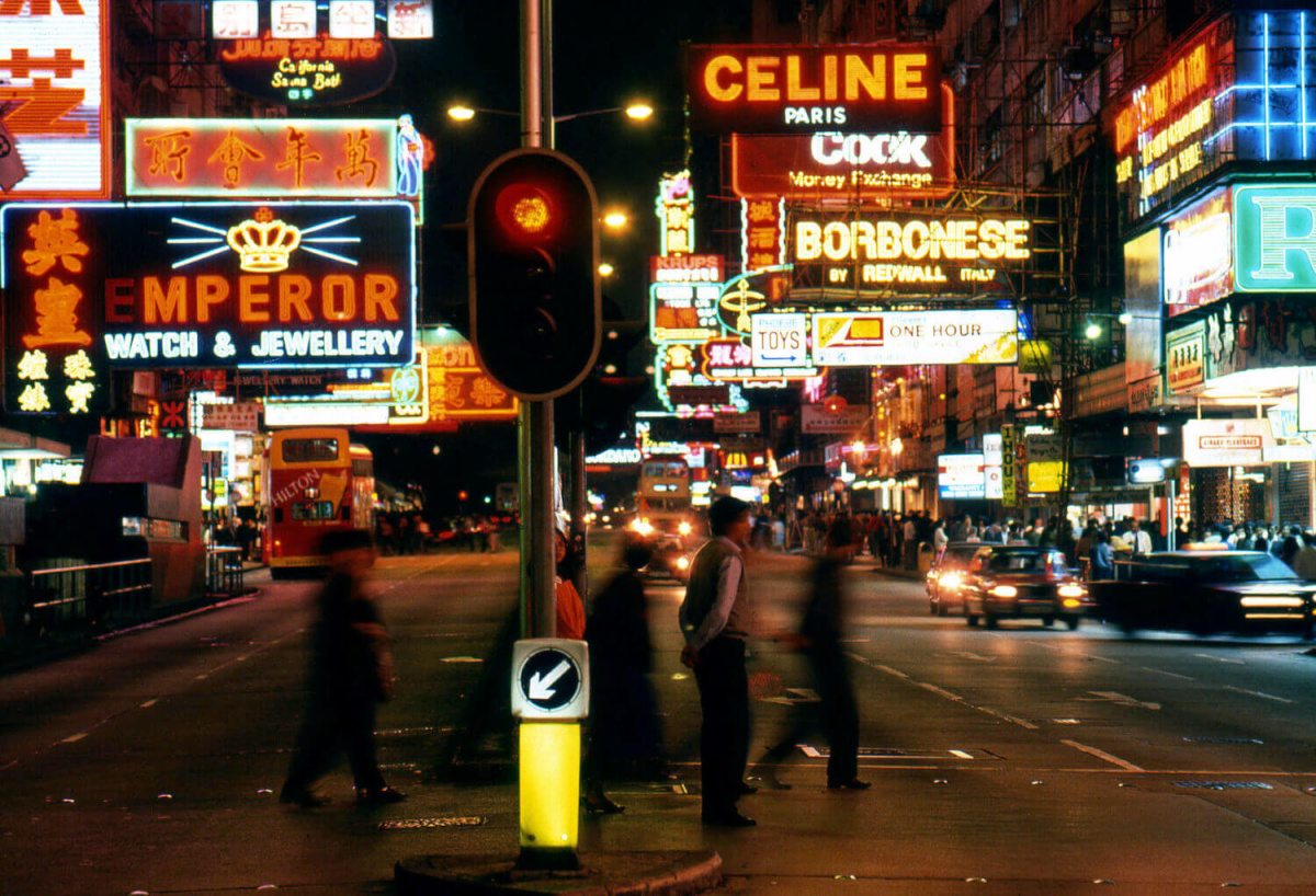 # 他拍下香港轟動一時的人間魔窟，也記錄了 80 年代的紙醉金迷 ：看完 Greg Girard 40 年前拍攝的照片，刷新你對香港的舊有印象 17