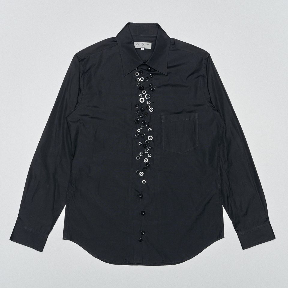 # 這件佈滿鈕扣的 Yohji Yamamoto 襯衫，是我每天出門都遲到的原因：山本耀司對於「鈕扣」的看法，其實反映著他在設計上的深度 2