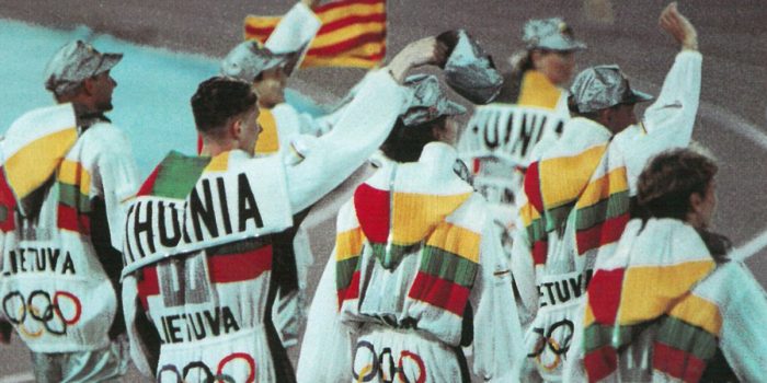 # 巴黎奧運被認為是「史上最時尚的一屆」，但還是無法超越三宅一生 30 年前的設計：當年他怎麼用「一生皺」設計出史上最佳隊服？