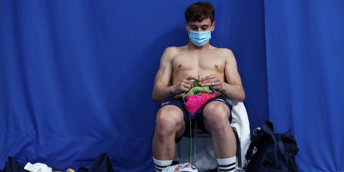 # 從戴耳機聽歌的 14 歲少年，成為在奧運織毛線的跳水冠軍：所以 Tom Daley 為什麼不好好看比賽？