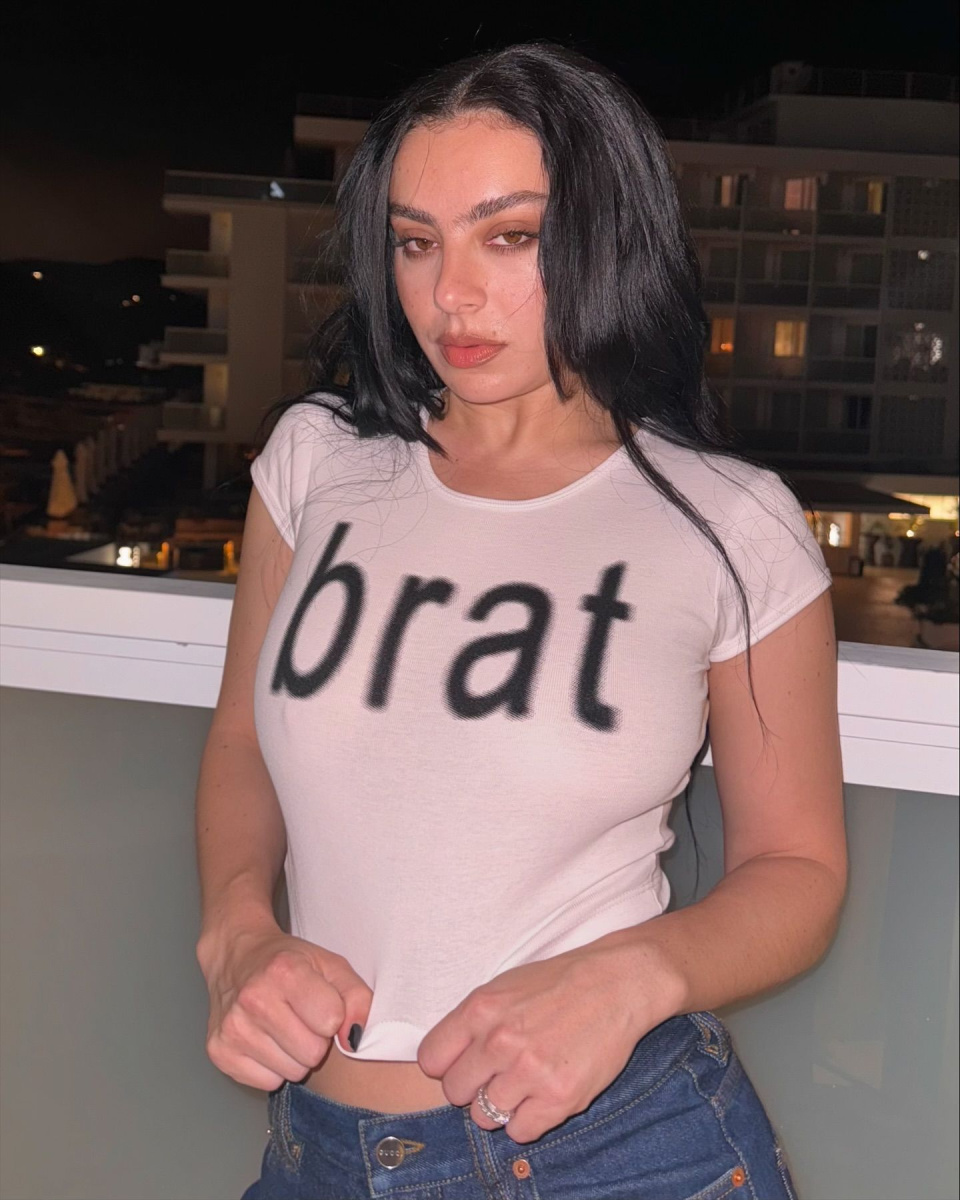 # 今年夏天全世界都在瘋螢光綠的「brat」：Charli XCX 從不被看好到席捲整個流行文化花了整整 16 年！ 12