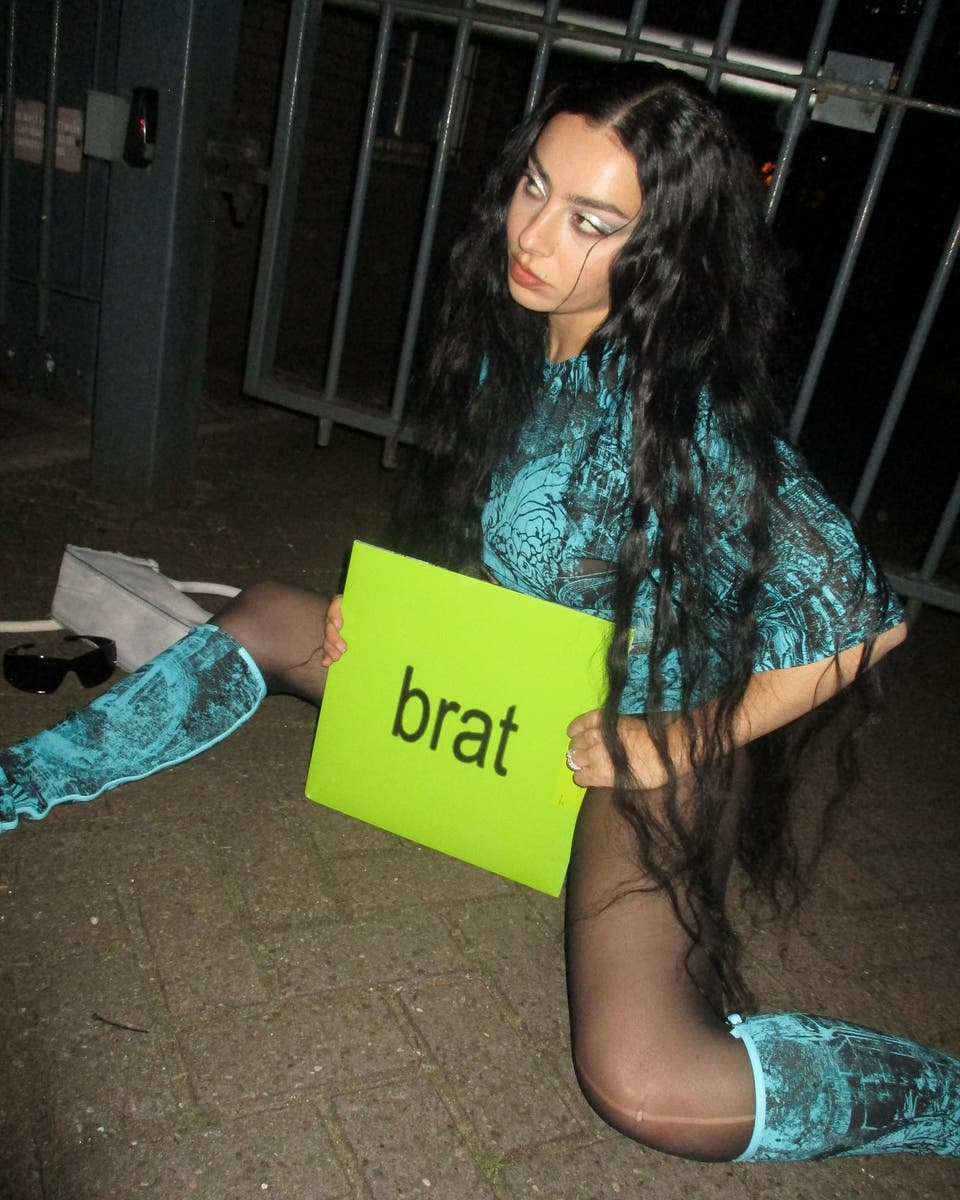 # 今年夏天全世界都在瘋螢光綠的「brat」：Charli XCX 從不被看好到席捲整個流行文化花了整整 16 年！ 4