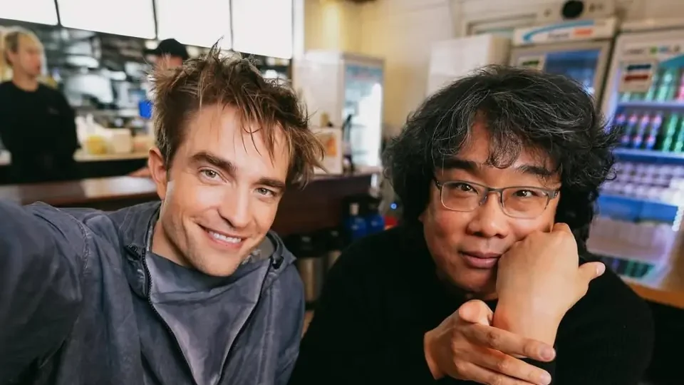 # 因為奉俊昊和《米奇17號》，Robert Pattinson 變得更可愛了：從手比愛心到「個人色彩鑒定」怎麼能不愛他？ 10