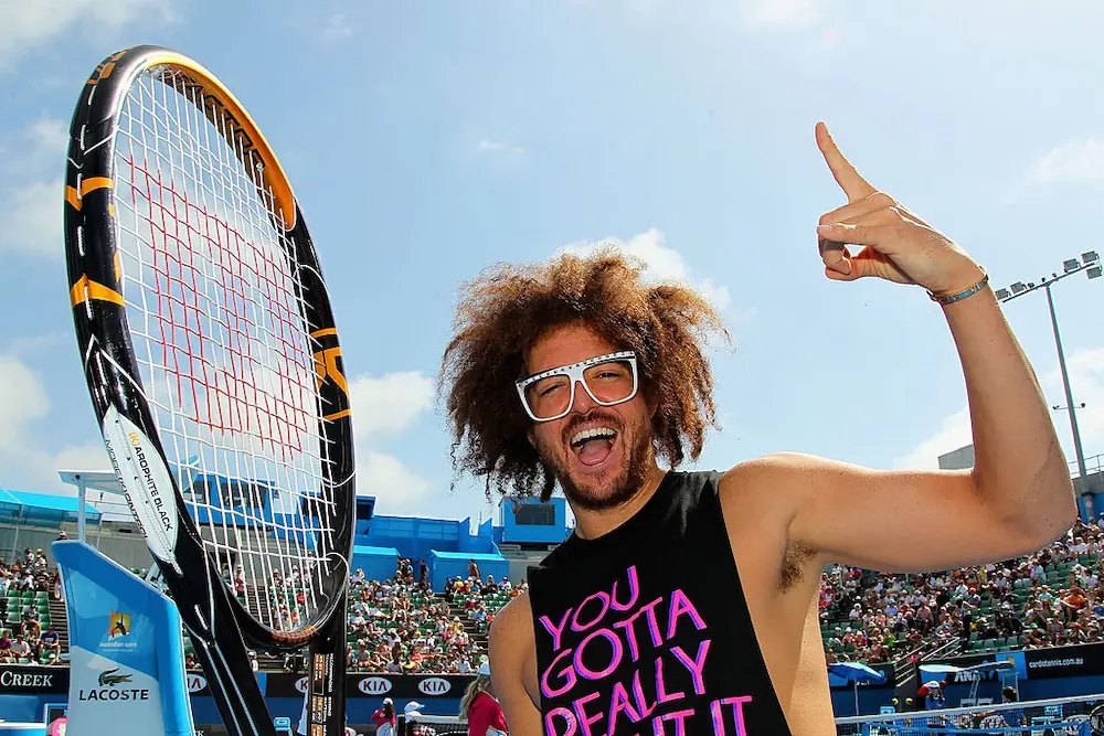 # 曾經他讓全世界瘋跳「鬼步」，如今卻成為職業網球選手：LMFAO 的 Redfoo 15 年過去，換的只有手上的球具？ 10