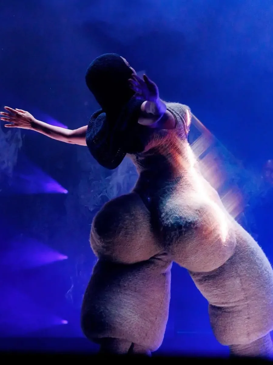 # 彷彿全身佈滿腫瘤的線條美?中央聖馬丁畢業秀冠軍出爐:連 Erykah Badu 都愛今年僅 22 歲的 Myah Hasbany 15 # 彷彿全身佈滿腫瘤的線條美?中央聖馬丁畢業秀冠軍出爐:連 Erykah Badu 都愛今年僅 22 歲的 Myah Hasbany 15