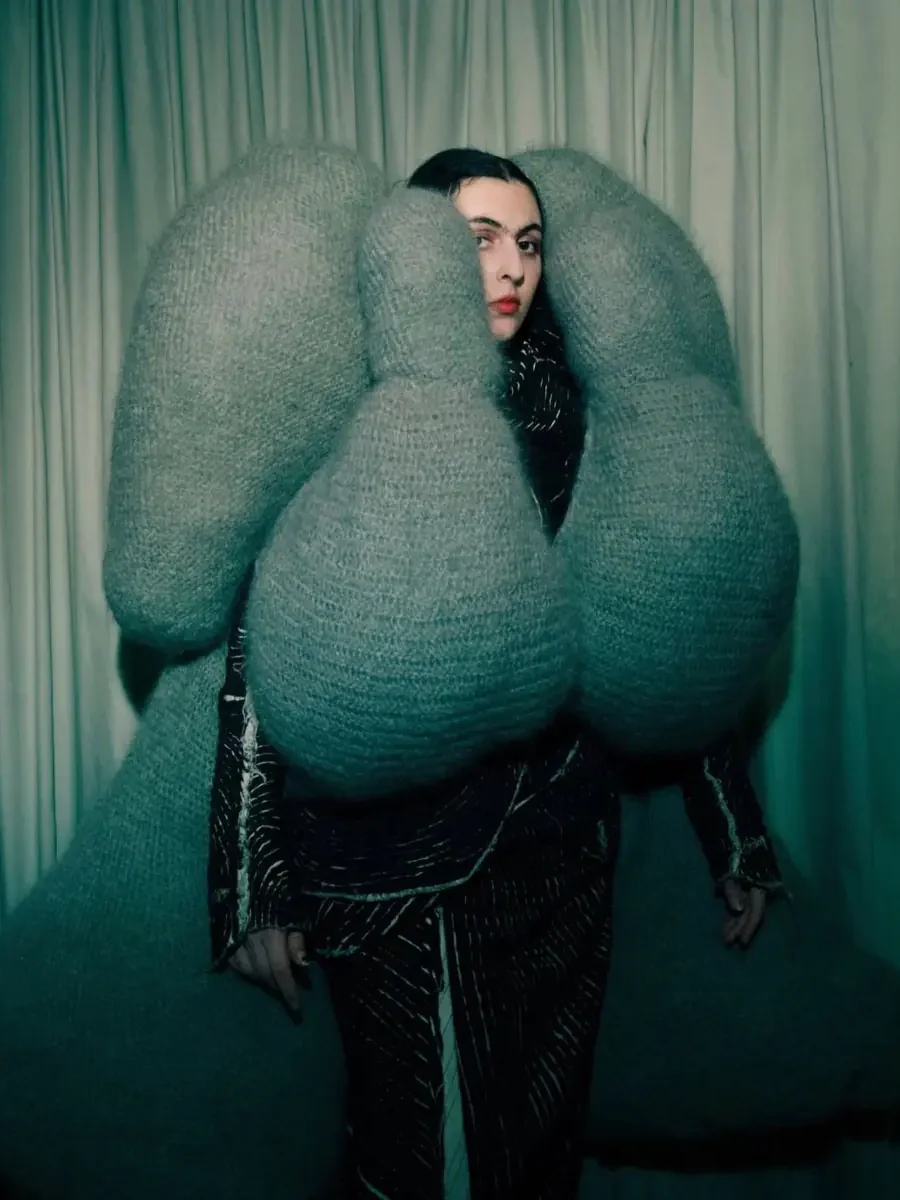 # 彷彿全身佈滿腫瘤的線條美?中央聖馬丁畢業秀冠軍出爐:連 Erykah Badu 都愛今年僅 22 歲的 Myah Hasbany 11 # 彷彿全身佈滿腫瘤的線條美?中央聖馬丁畢業秀冠軍出爐:連 Erykah Badu 都愛今年僅 22 歲的 Myah Hasbany 11