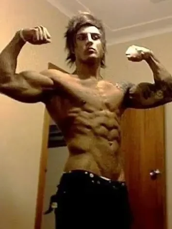 # 從瘦弱的宅男變成肌肉猛男，22 歲英年早逝卻激勵無數人：健身網紅鼻祖 Zyzz 是「活著」的典範！ 15