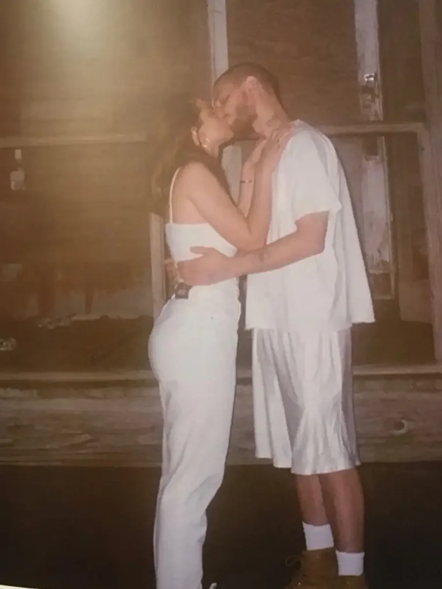 # 一本「有毒關係」的寫真《PTSD》（創傷後壓力症候群）： Julia Fox 早年深入地下次文化的一面 11