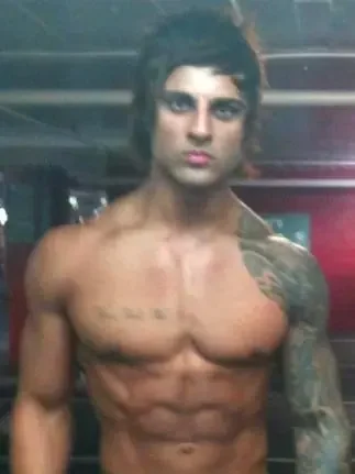 # 從瘦弱的宅男變成肌肉猛男，22 歲英年早逝卻激勵無數人：健身網紅鼻祖 Zyzz 是「活著」的典範！ 12