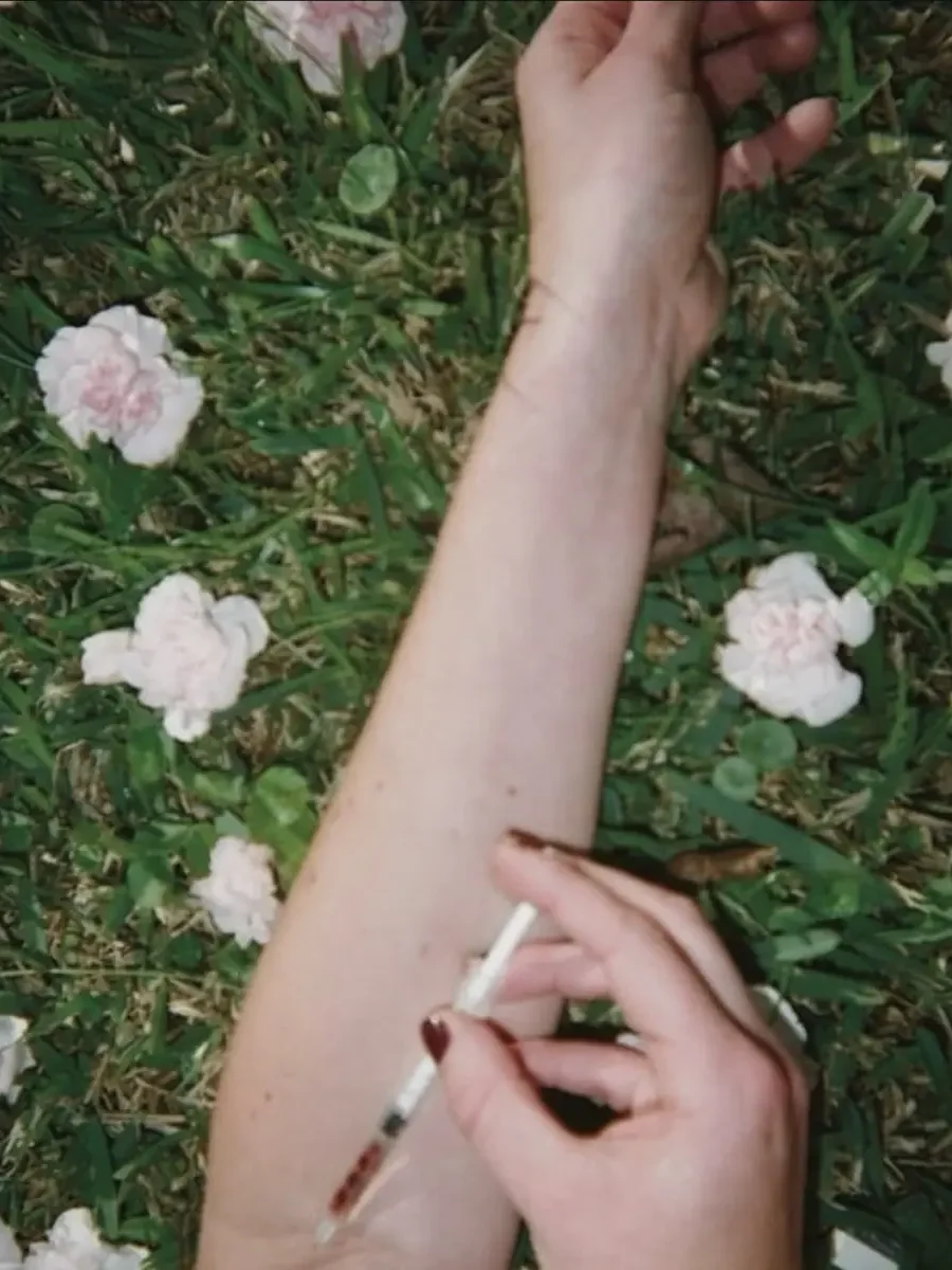 # 一本「有毒關係」的寫真《PTSD》（創傷後壓力症候群）： Julia Fox 早年深入地下次文化的一面 16