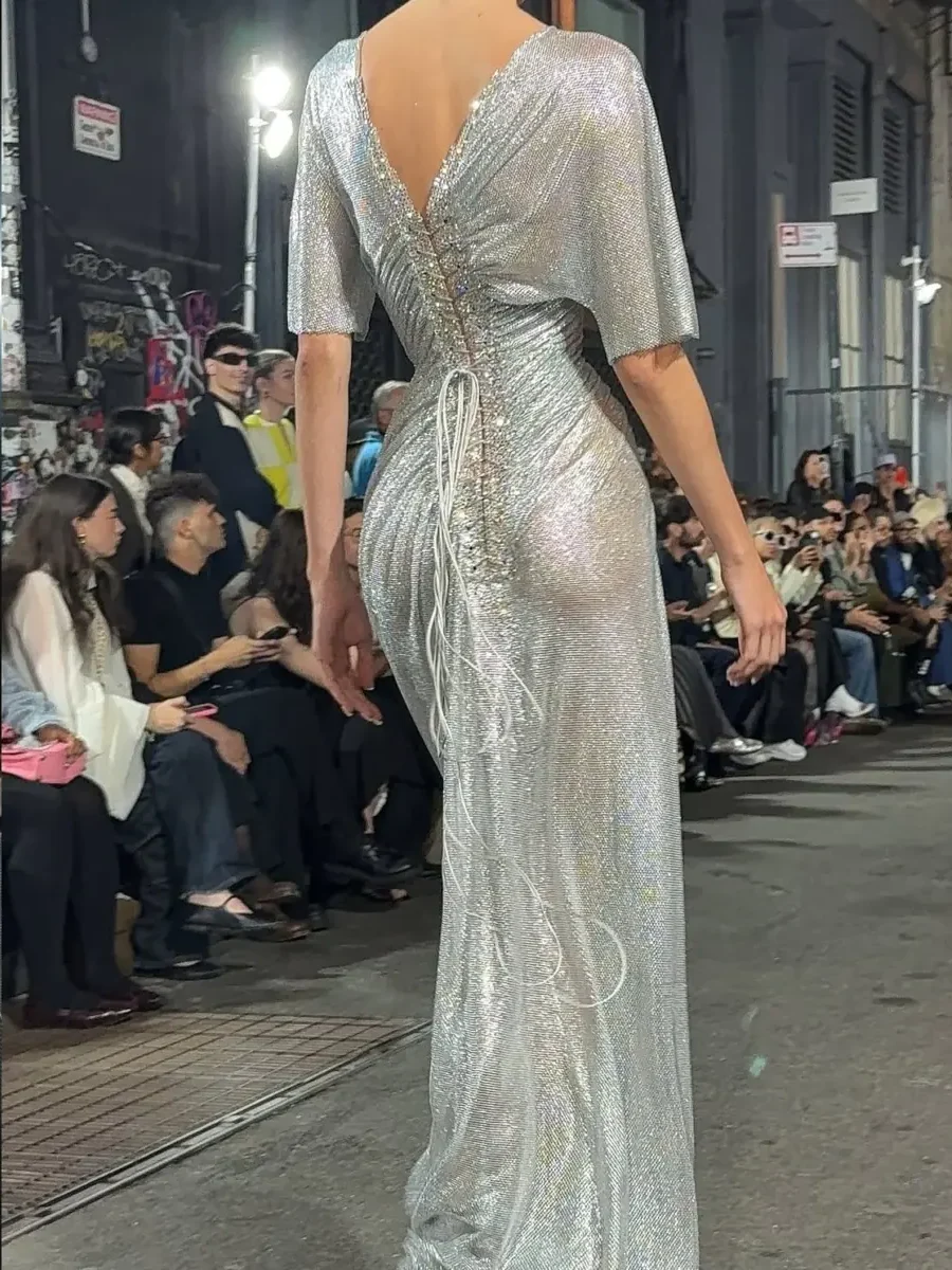 # 腰身扭曲又打結的驚人線條，是他對標籤和物化的反抗： Sydney Sweeney 的禮服不只展現了工藝，也很有意義！ 14