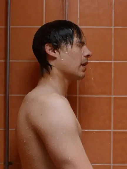 # 29歲的帥哥演員跑去拍電影，把「廢才」人生拍的打動人心 ： Harris Dickinson《廢才之道》，有些掙扎只有「廢」才知道 41