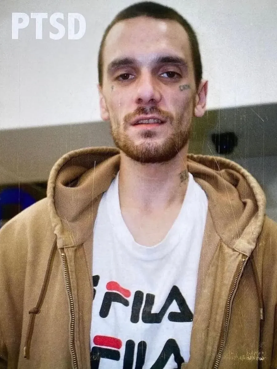 # 一本「有毒關係」的寫真《PTSD》（創傷後壓力症候群）： Julia Fox 早年深入地下次文化的一面 15