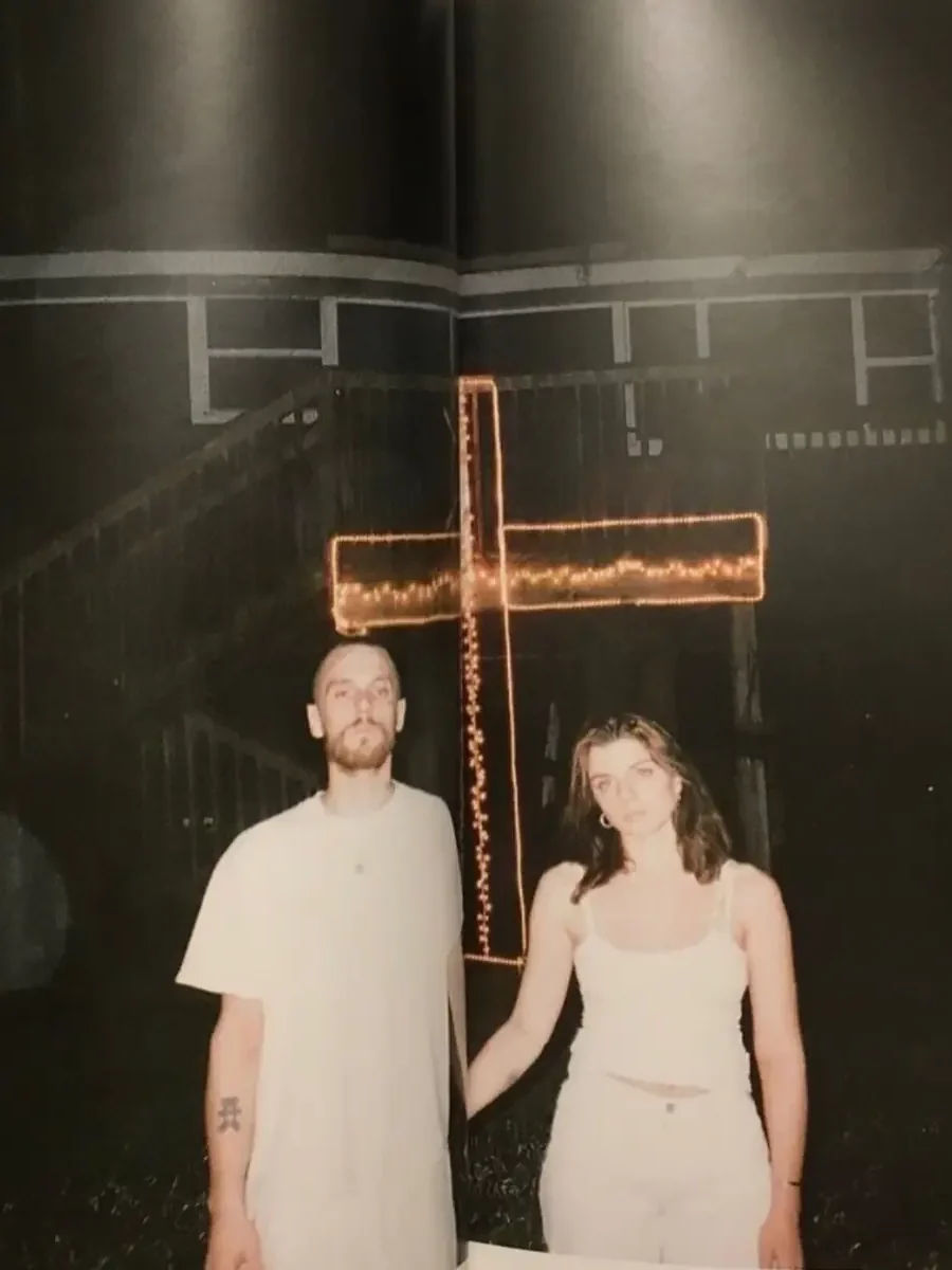 # 一本「有毒關係」的寫真《PTSD》（創傷後壓力症候群）： Julia Fox 早年深入地下次文化的一面 10