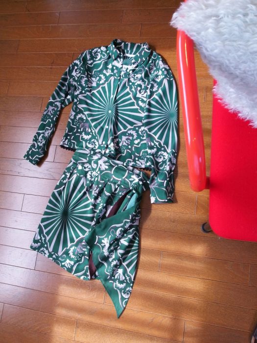 # 生產過度的時代,希望人們更懂得愛惜衣服:專訪 AKANE UTSUNOMIYA 設計師 蓮井茜 7 2018SS的印花套裝,上面主要強調幸運圖紋,整體來說是當一個幸運符來著裝。