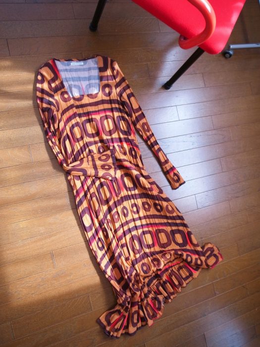 # 生產過度的時代,希望人們更懂得愛惜衣服:專訪 AKANE UTSUNOMIYA 設計師 蓮井茜 11 2017SS系列,這是我們獨家開發的連身洋裝,採用形狀記憶的加工,不需要再用熨斗做處理就能夠維持它的形狀。