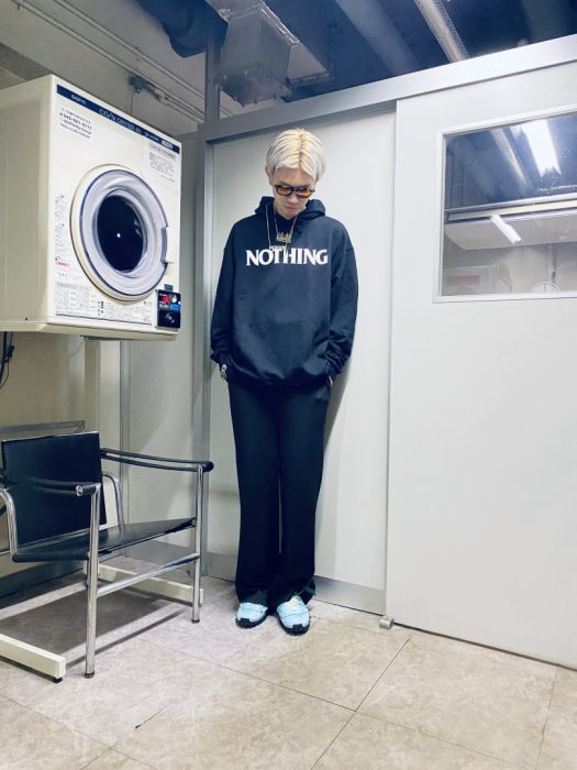 # 或許這是異軍突起的機會:專訪 TENDER PERSON 設計師 Yuto Yashige 7 Style 1 (off) 我身穿的是美國品牌 Nothing 的 hoodie這是今天的穿著重點,我們是透過 instagram 有所互動,才知道這個塗鴉品牌