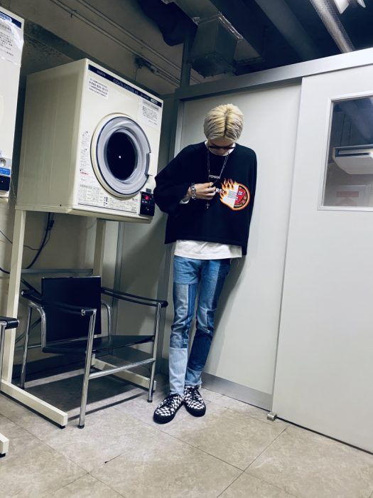 # 或許這是異軍突起的機會:專訪 TENDER PERSON 設計師 Yuto Yashige 10 Style 2 (off) 是一個長T與Tender Person 毛衣的組合,營造出長T的寬鬆感,尤其袖長的比例是希望大家可以多注目的地方。